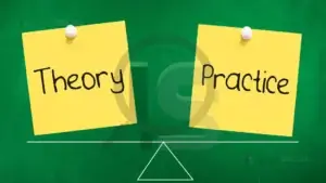 Notas adesivas com as palavras Theory e Practice equilibradas em uma balança.