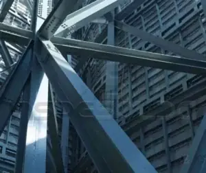 Caracterização de Materiais 8 Estrutura metálica vista de baixo para cima, destacando detalhes da construção industrial.