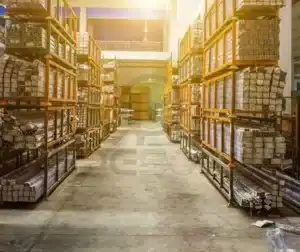 Caracterização de Materiais 10 Armazém industrial com prateleiras organizadas para materiais compostos.