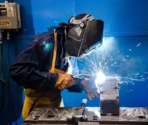 Manutenção de solda 14 Soldador realizando manutenção em estrutura metálica.