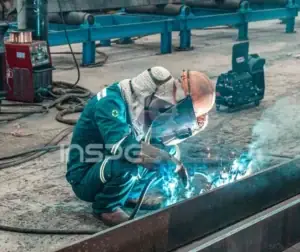 Qualificação de solda 1 Soldador realizando atividade durante processo de qualificação de solda em ambiente industrial.