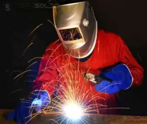 Soldador qualificado realizando solda com foco em técnica e segurança.