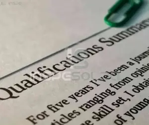 Documento com a palavra “Qualification” sublinhada em verde.