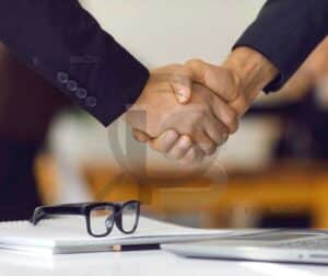 Aberto de mãos simbolizando a escolha de um parceiro confiável para negócios.