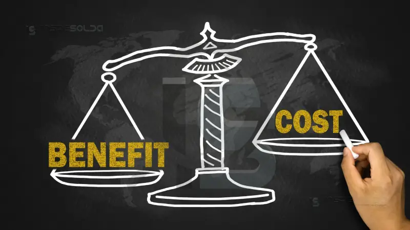Balança desenhada em quadro-negro, com "Benefício" de um lado e "Custo" do outro.