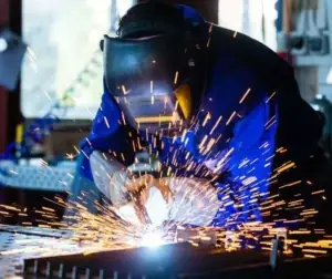 Técnico da Inspesolda soldando com foco em conformidade e segurança