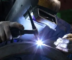 Consultor técnico da Inspesolda orientando processo de soldagem industrial.
