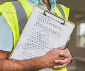 Pessoa segurando checklist de segurança na indústria da soldagem