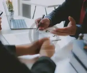 Equipe analisando um projeto de soldagem.