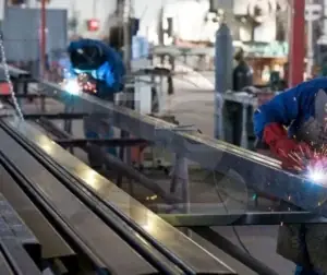 Inspesolda aplicando soluções técnicas inovadoras na linha de produção industrial.