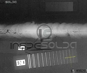 Imagem radiográfica de solda com indicador de qualidade de imagem (IQI).