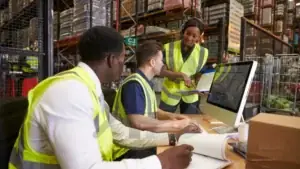 Fornecedores Industriais 5 Profissionais analisando processos logísticos e operacionais.