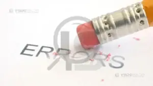 Borracha de lápis apagando a palavra inglesa "Errors".