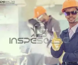 Inspeção por Ensaio Visual Industrial 1 Equipe técnica realiza inspeção visual em ambiente industrial.