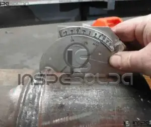 Serviço de Ensaio Visual 1 Técnico realiza inspeção visual em junta soldada.