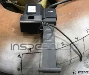 Serviço de Correntes Parasitas 1 Equipamento aplicado em superfície metálica para ensaio por correntes parasitas.