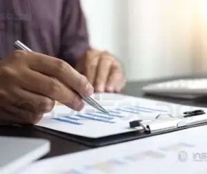 Laudo de Gancho de Moitão de Guindaste 7 Mãos manuseando documentos e calculadora, representando análise técnica e elaboração de laudos.