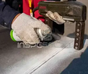 Inspeção por Partículas Magnéticas 1 Técnico realiza ensaio por partículas magnéticas em campo.