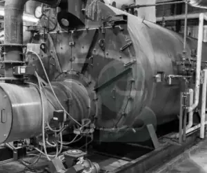 Equipamento industrial passando por inspeção e manutenção periódica