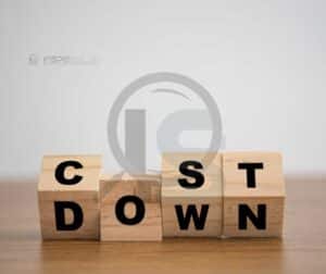 Blocos de madeira formando a frase "Cost Down", representando redução de custos.