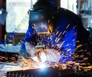Certificação de soldador MIG 1 Soldador MIG em ação, demonstrando versatilidade e eficiência na solda.