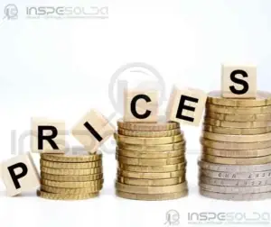 Moedas empilhadas com letras simbolizando economia ao reduzir retrabalhos.