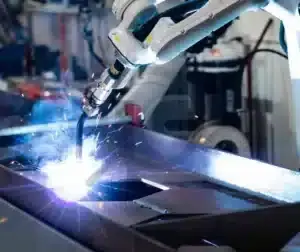 Braço robótico execução automatizada em processo industrial.