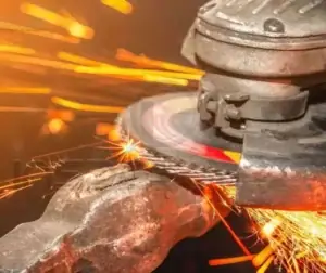 Processo industrial com faíscas descendente usinagem ou soldagem de metal.
