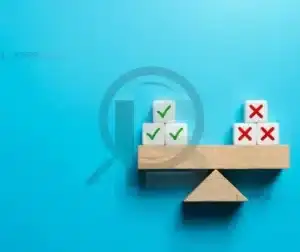 Balança simbolizando o equilíbrio entre riscos e resultados em processos industriais de soldagem.