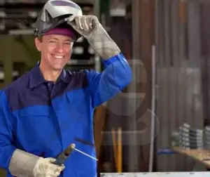 Profissional aceitando a recertificação de inspetor de soldagem.