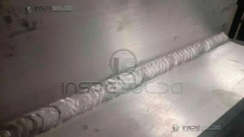 Cordão de solda longo sobre chapa de alumínio