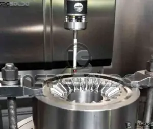 Equipamento realiza controle dimensional em peça usinada.