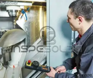 Técnico realiza controle dimensional em peça usinada.