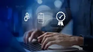 Soldador Qualificado 3 Mãos em um notebook, com ícones de engrenagem, prancheta e medalha em destaque.