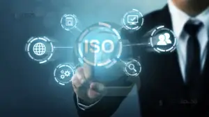 Soldador Qualificado 4 Homem de terno interage com ícones ao redor da sigla ISO em uma tela virtual.