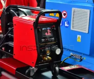 Soldas Especiais 19 Máquina de soldagem em um ambiente industrial.