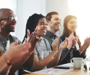 Pessoas aplaudindo durante um evento.