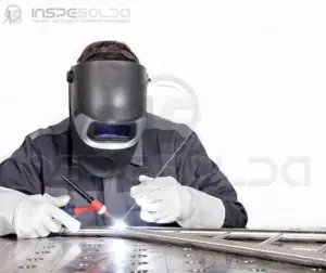 Soldador com EPI preparando-se para qualificação no processo TIG.