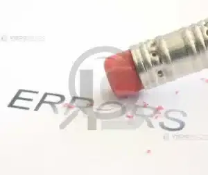 Treinamento de Soldagem para Reduzir a Rotatividade 4 Borracha apagando a palavra "erros", simbolizando a correção de falhas na correção.