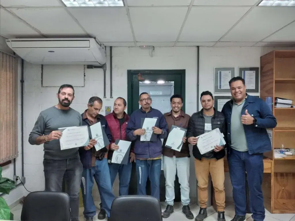 Henrique Reis conduzindo treinamento técnico