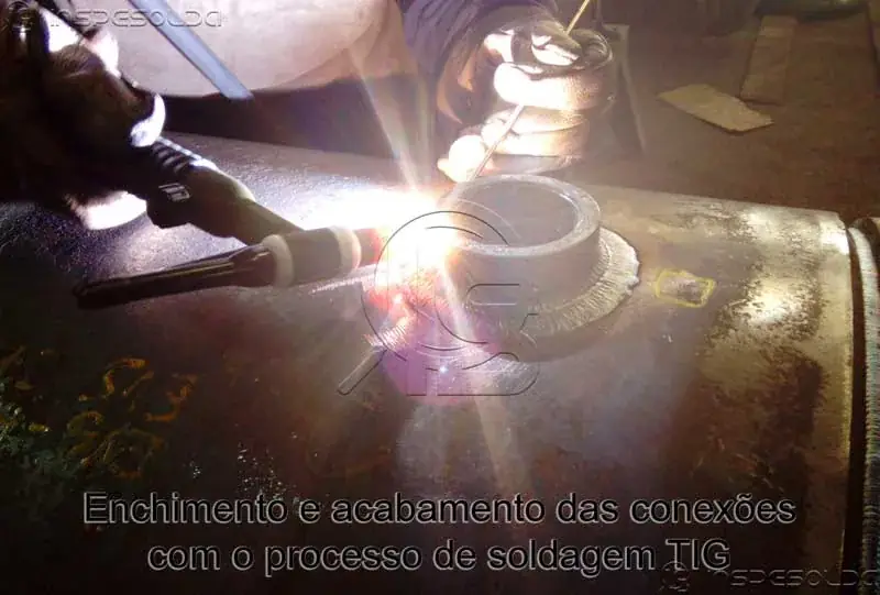 Vaso de pressão em fabricação sob inspeção