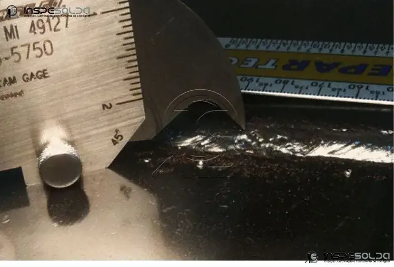 Ensaio Visual de Solda (EVS) sendo executado em componente metálico