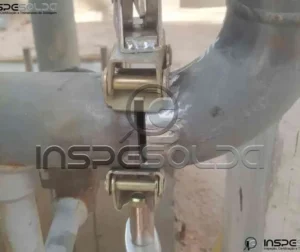 Inspeção dimensional em flange com instrumento de medição.