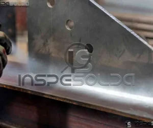 Inspeção em solda de equipamento por método não destrutivo.