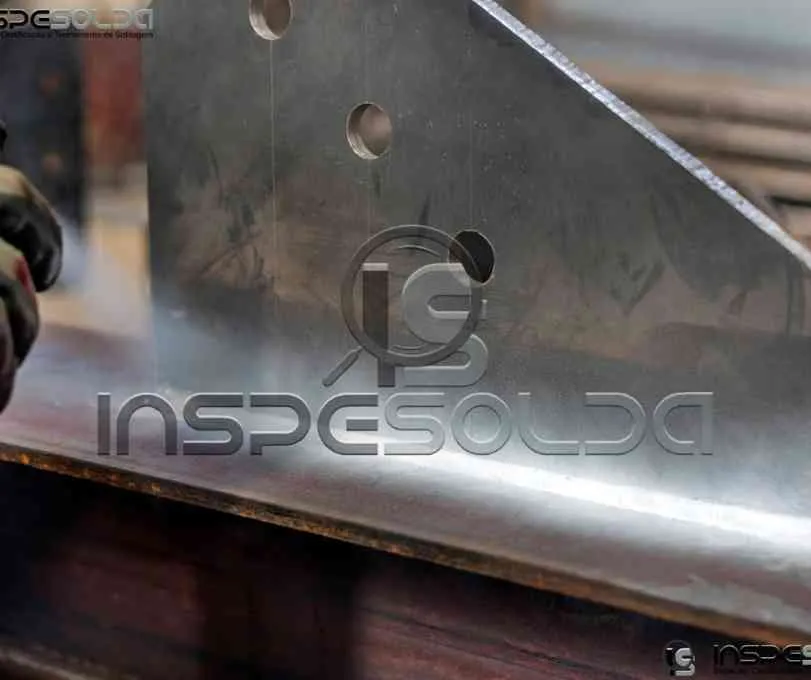 Inspeção em solda de equipamento por método não destrutivo.