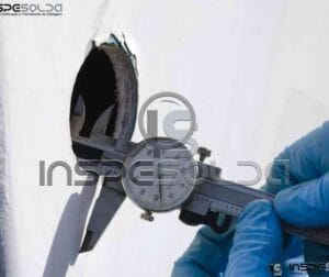 Medição de espessura de parede com paquímetro em duto metálico.