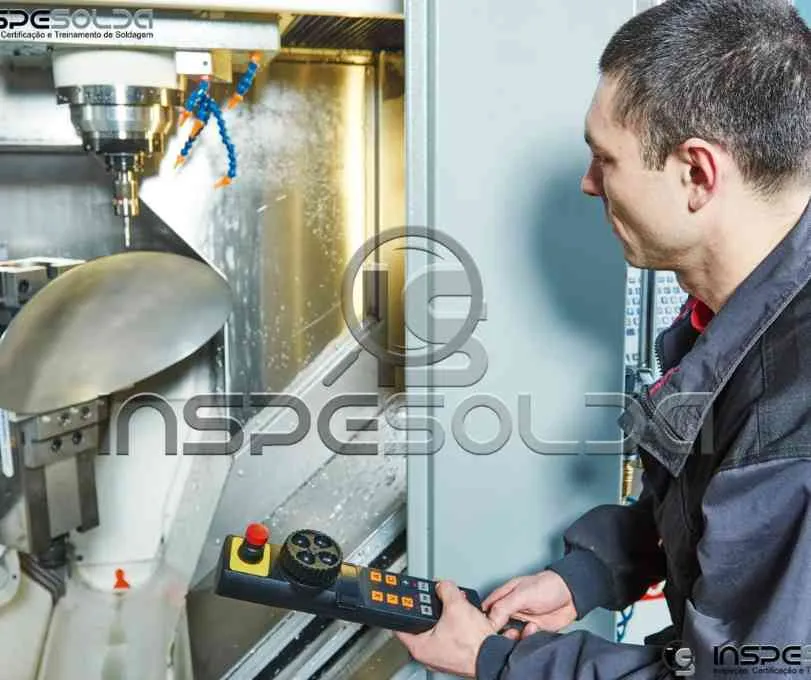 Técnico realiza controle dimensional em peça usinada.