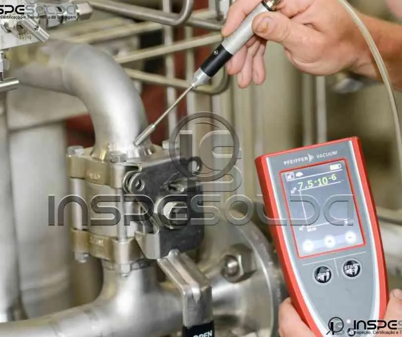 Técnico utiliza equipamento de emissão acústica em tubulação.