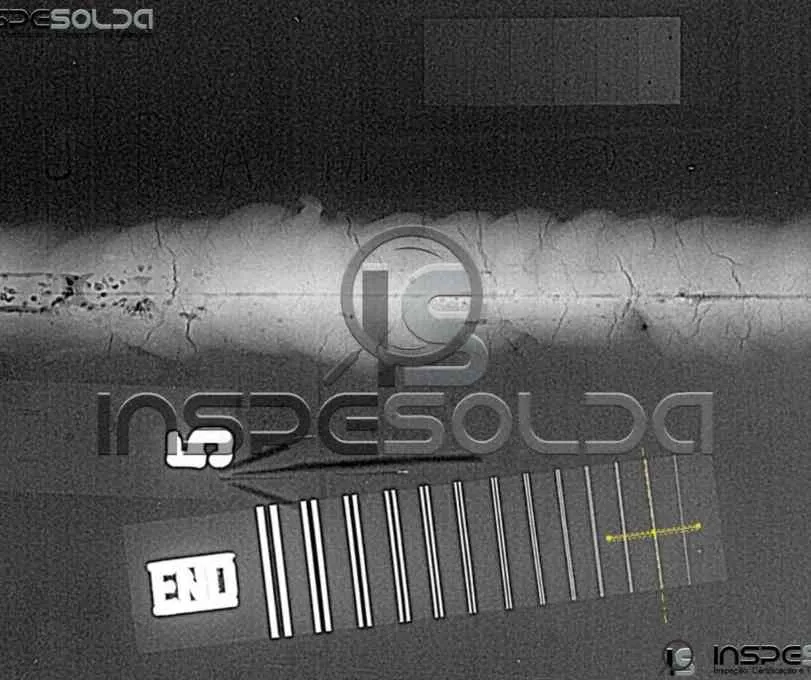 Imagem radiográfica de solda com indicador de qualidade de imagem (IQI).