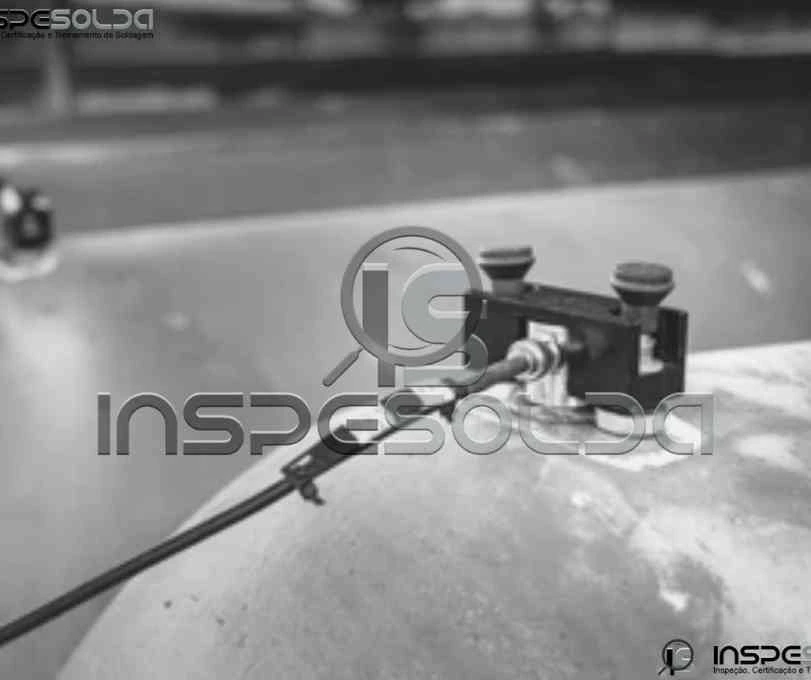 Sensor de emissão acústica instalado em tubulação.
